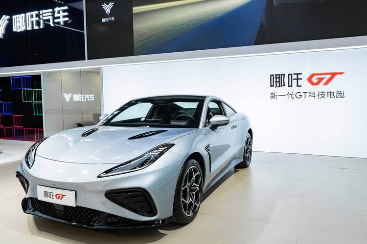 成都113哪吒汽车在智能汽车领域的表现，领途汽车在新能源汽车市场中的影响力